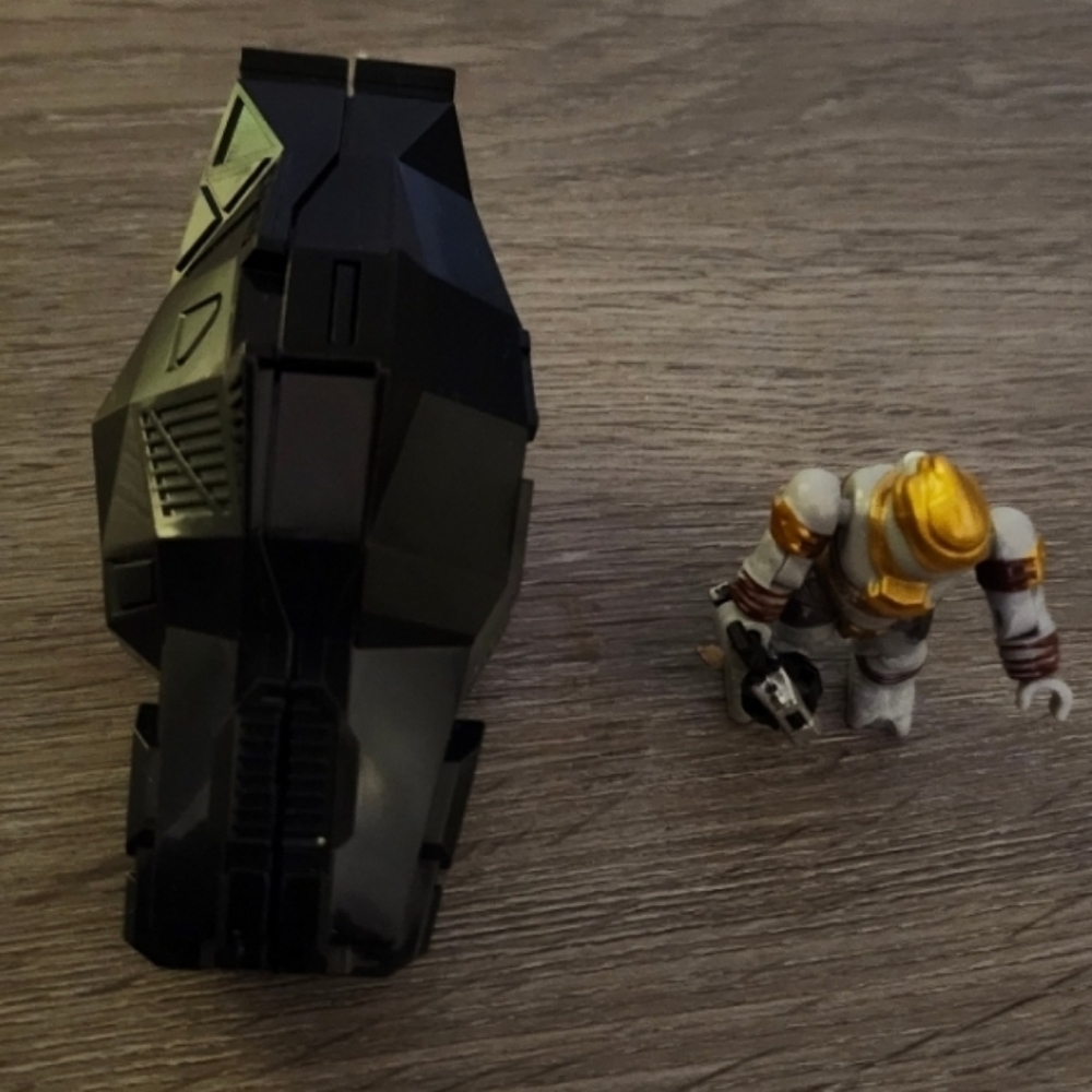 Mega Bloks Halo Pod with Halo Figure